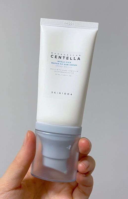 SKIN1004 Madagascar Centella Hyalu-Cica Water-Fit Sun Serum SPF50+ PA++++ geeft een enorme hydratatie aan de huid en beschermt deze tegelijkertijd tegen blootstelling aan UV-stralen met chemische zonnefilters.
