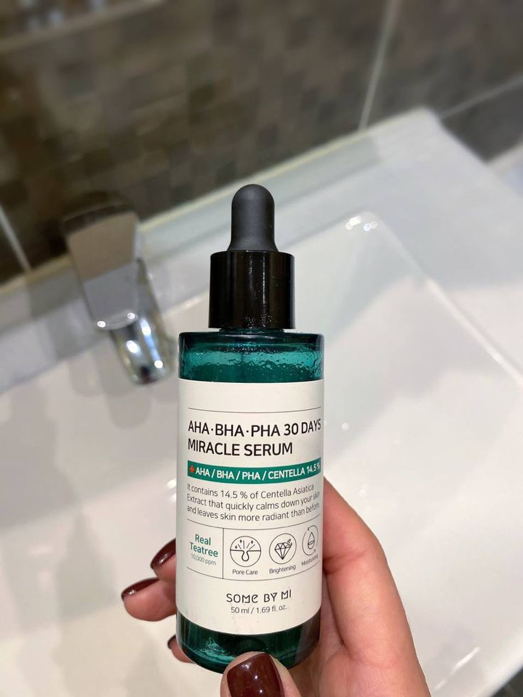 Some By Mi AHA BHA PHA 30 Days Miracle Serum is een exfoliërend serum dat de huid kalmeert en de huidcellen stimuleert. Geformuleerd met 14,5% centella asiatica-extract. AHA verwijdert dode huidcellen en onzuiverheden op het huidoppervlak, terwijl BHA onzuiverheden en talg in de poriën verwijdert. En PHA voorkomt vochtverlies in de huid