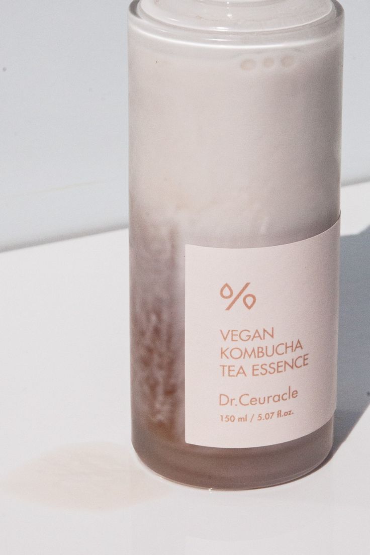 Dr. Ceuracle Vegan Kombucha Tea Essence is een rijke vegan essence