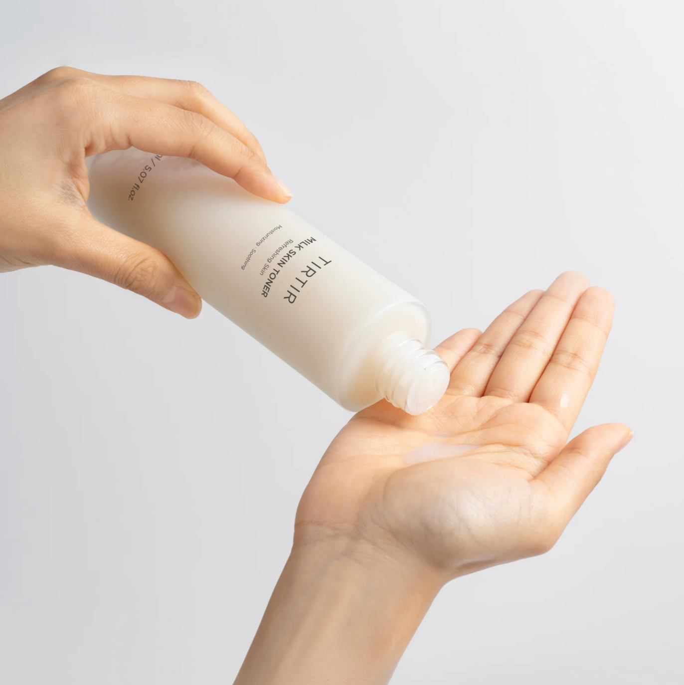 TIRTIR Milk Skin Toner heeft een geconcentreerde formule die je huid omtovert tot een zijdezachte, melkachtige teint! Deze toner is doordrenkt met een krachtige mix van ingrediënten, waaronder Rijstzaadextract en Niacinamide