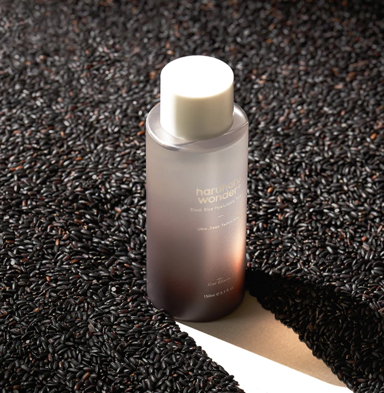 Haruharu Wonder Black Rice Hyaluronic Toner zorgt voor langdurig hydratatie van de huid en beschermt haar tegen vrije radicalen