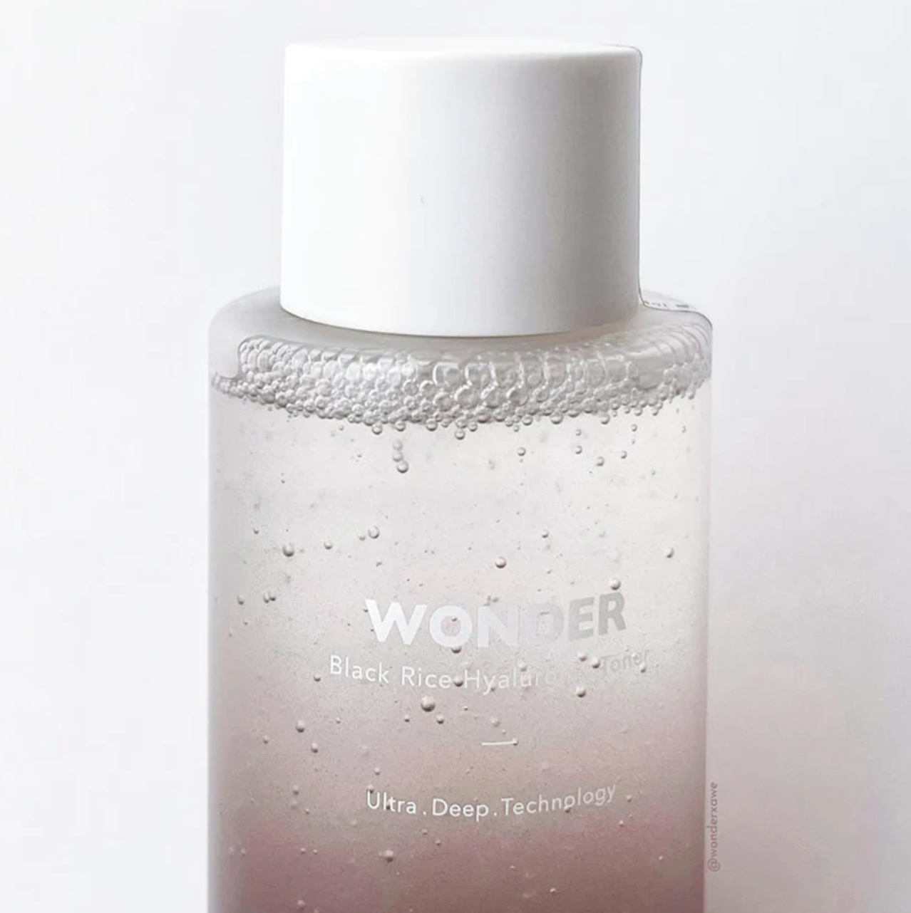 Haruharu Wonder Black Rice Hyaluronic Toner zorgt voor langdurig hydratatie van de huid en beschermt haar tegen vrije radicalen