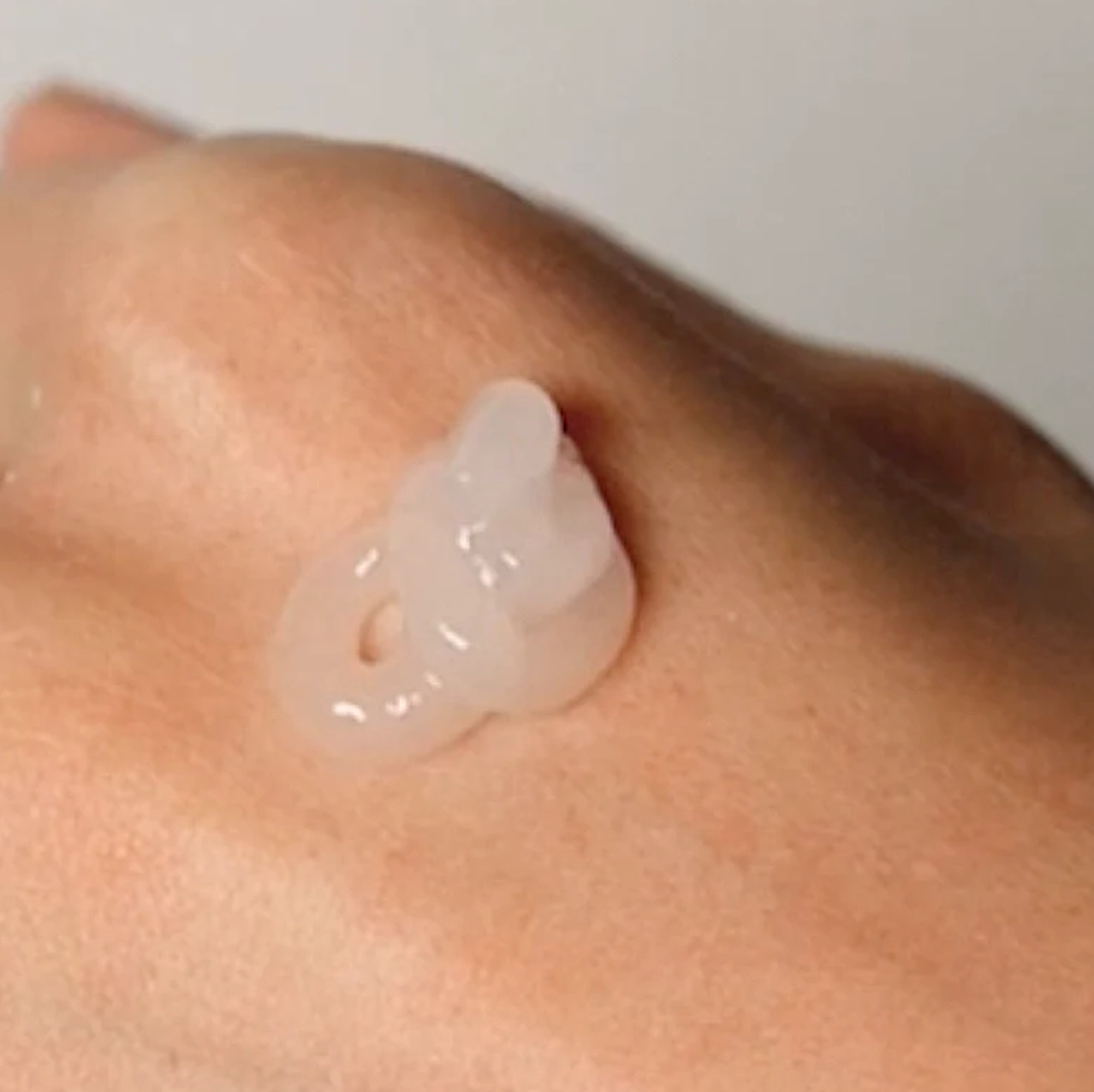Haruharu Wonder Black Rice Moisture 5.5 Soft Cleansing Gel is een lichtzure cleansing gel geformuleerd met reinigingsstoffen die zijn afgeleid van kokosnoot.