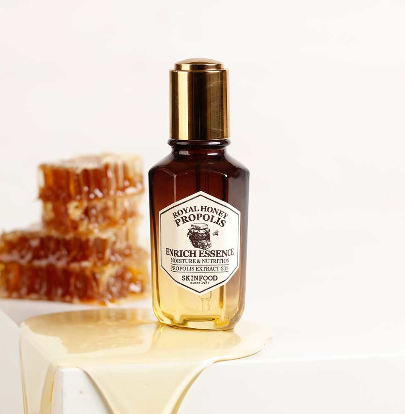 SKINFOOD Koninklijke Honing Propolis Enrich Essence 50ml is een voedende essence gemaakt met koninginnengelei- en Propolis-extracten om de elasticiteit en hydratatie van de huid te helpen verbeteren.