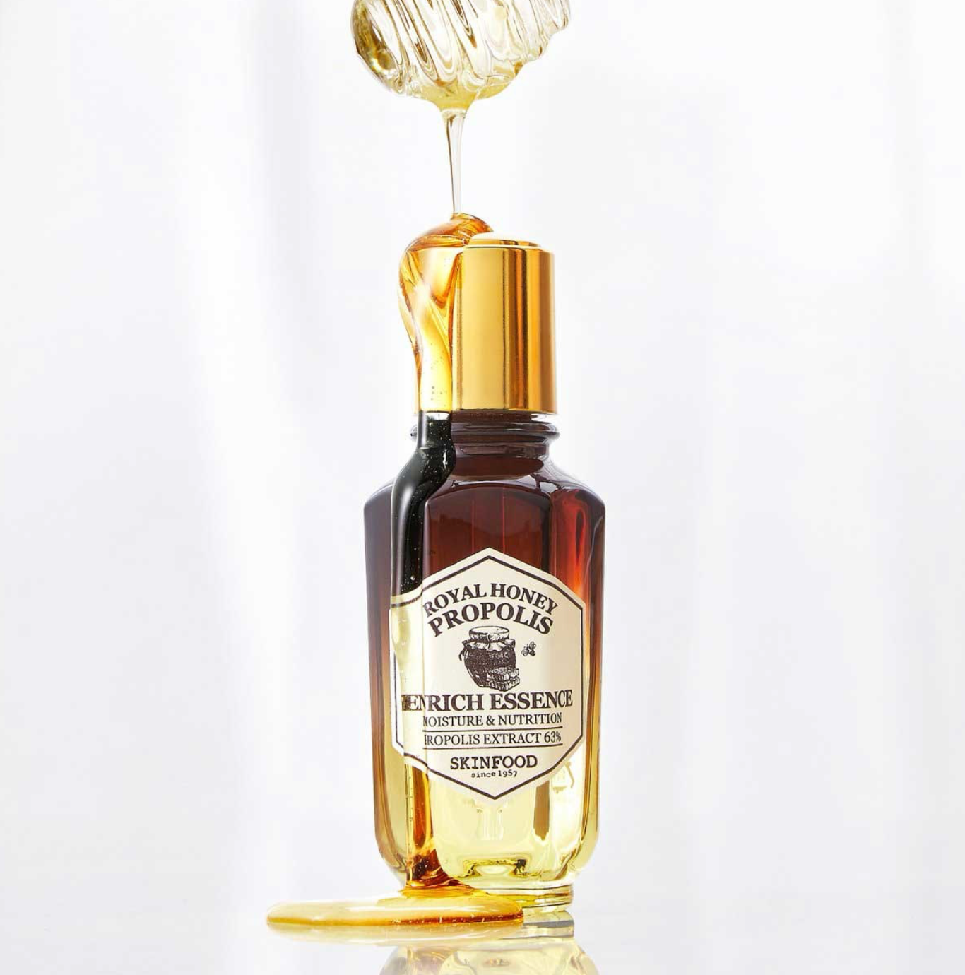 SKINFOOD Koninklijke Honing Propolis Enrich Essence 50ml is een voedende essence gemaakt met koninginnengelei- en Propolis-extracten om de elasticiteit en hydratatie van de huid te helpen verbeteren.