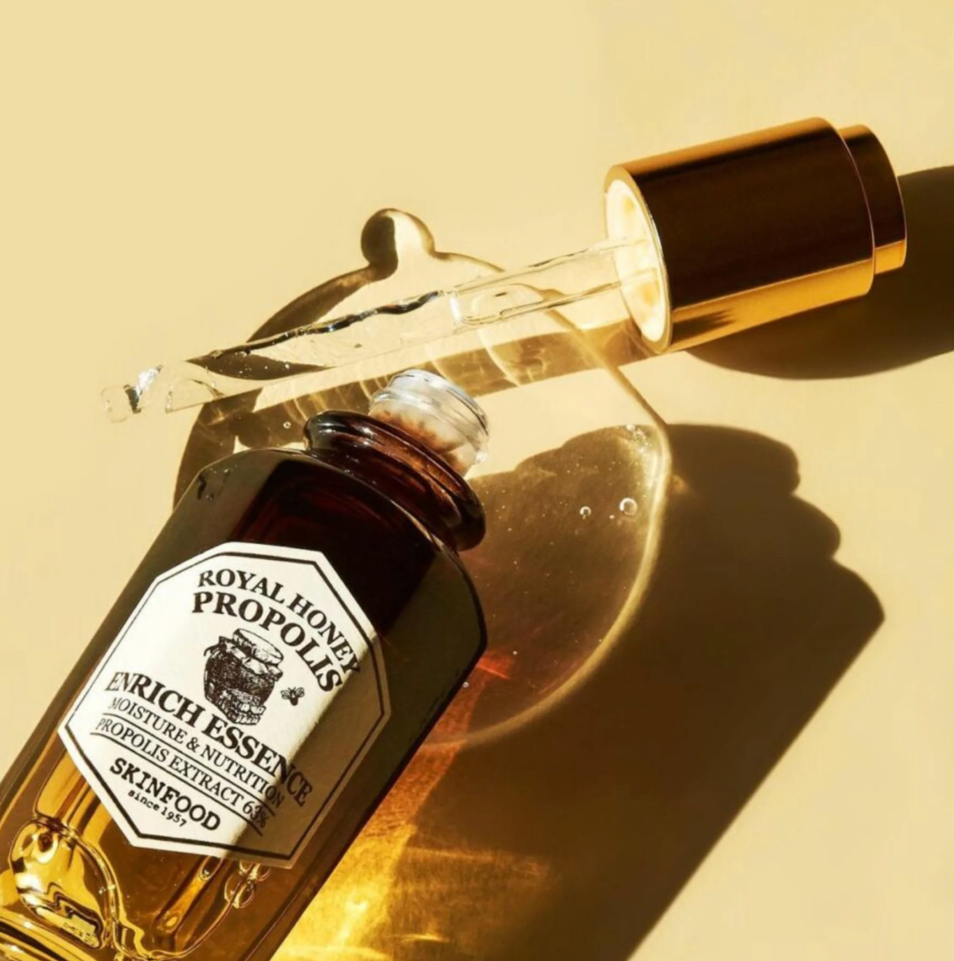 SKINFOOD Koninklijke Honing Propolis Enrich Essence 50ml is een voedende essence gemaakt met koninginnengelei- en Propolis-extracten om de elasticiteit en hydratatie van de huid te helpen verbeteren.
