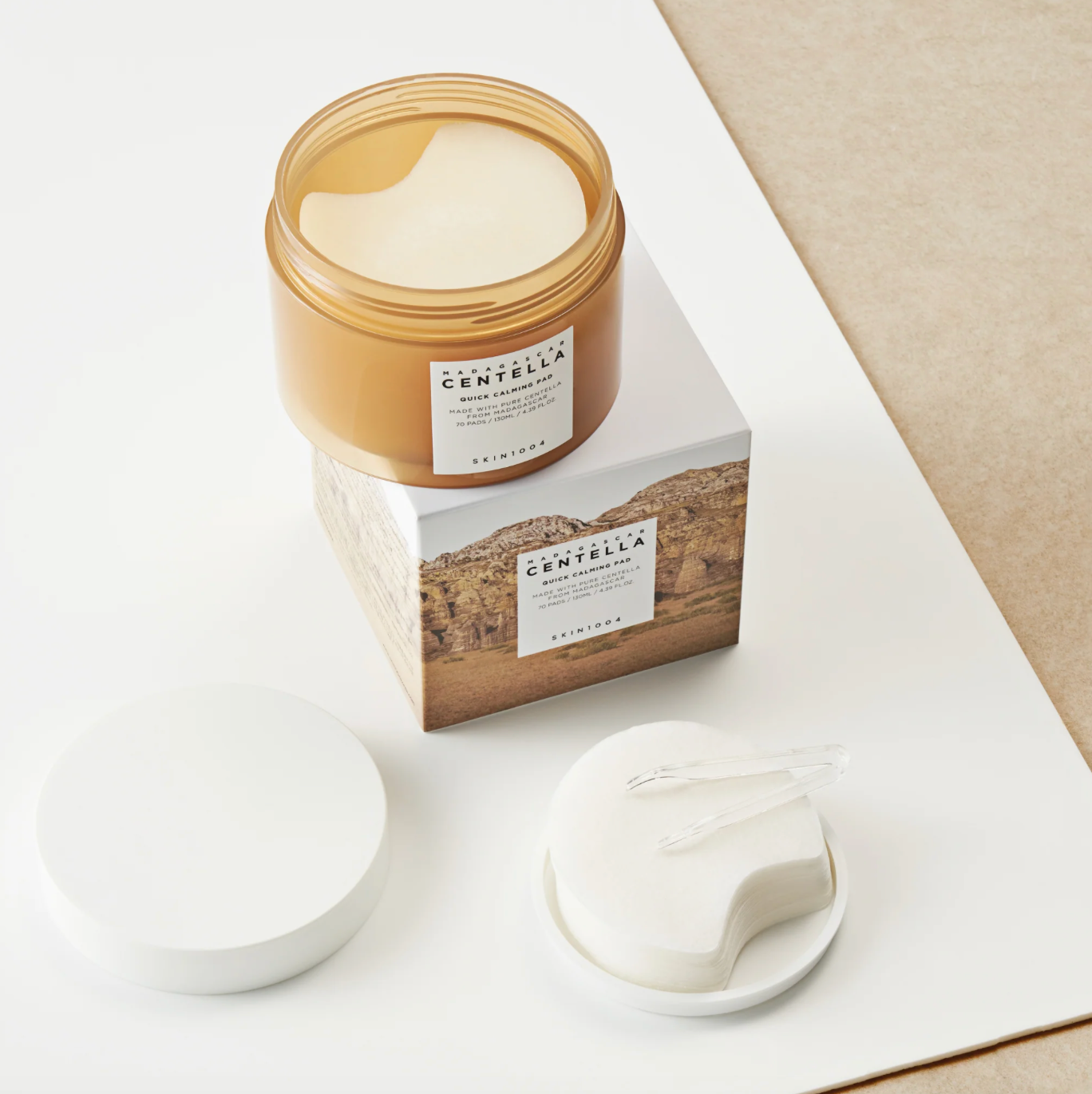 Skin1004 Madagascar Centella Quick Calming Pad is een toner die de huid effectief reinigt, in balans brengt en verjongt. Het hydrateert en voedt de huid.