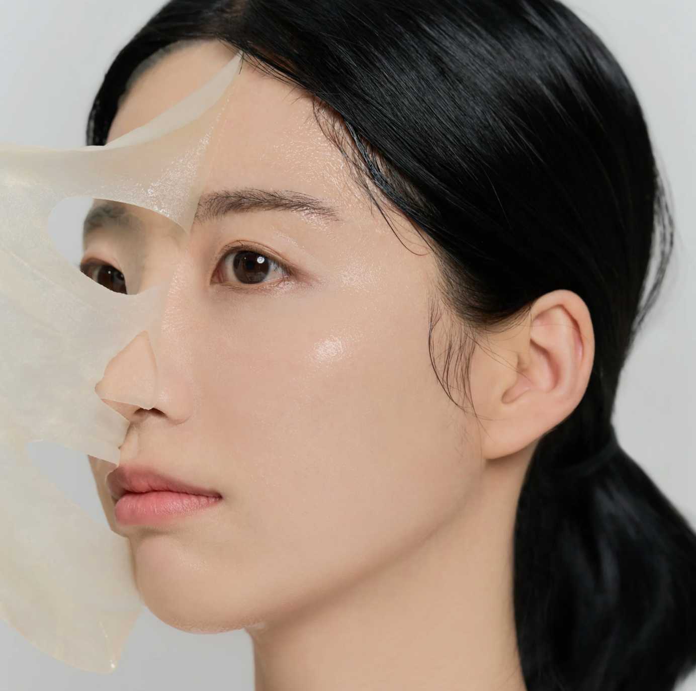 Skin1004 Madagascar Centella Watergel Sheet Ampoule Mask is een gel sheet masker met maar liefst driemaal het standaard vochtgehalte om de huid intens te hydrateren en kalmeren. Het masker bevat 51% Centella Asiatica.