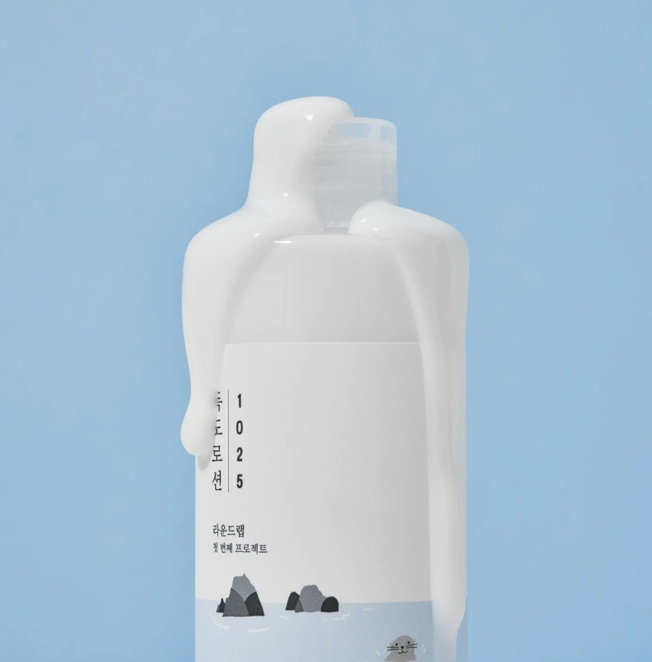 Round Lab 1025 Dokdo lotion laat de huid weer stralen terwijl de huid diep wordt verzorgd. De kalmerende lotion, verrijkt met zeewater vanuit het Ulleungdo eiland