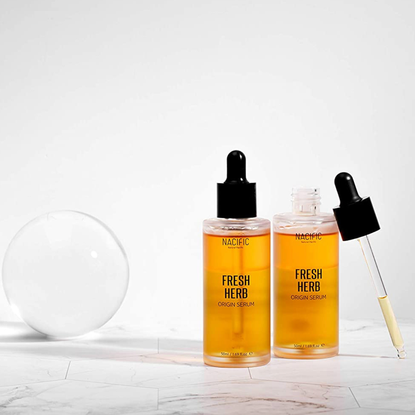NACIFIC Fresh Herb Origin Serum bestaat uit twee lagen, Aloë Vera en Citrusolie. Het is daarom belangrijk om de fles eerst te schudden voor gebruik