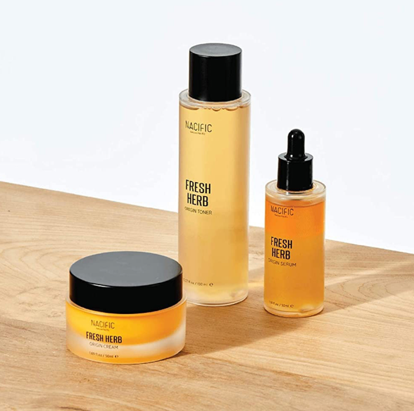NACIFIC Fresh Herb Origin Serum bestaat uit twee lagen, Aloë Vera en Citrusolie. Het is daarom belangrijk om de fles eerst te schudden voor gebruik