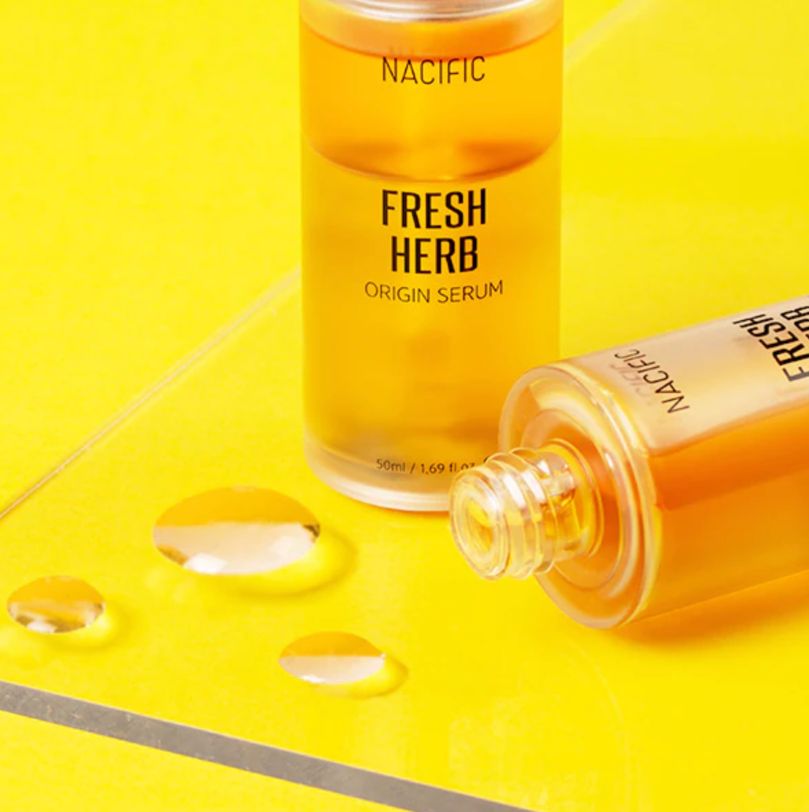 NACIFIC Fresh Herb Origin Serum bestaat uit twee lagen, Aloë Vera en Citrusolie. Het is daarom belangrijk om de fles eerst te schudden voor gebruik