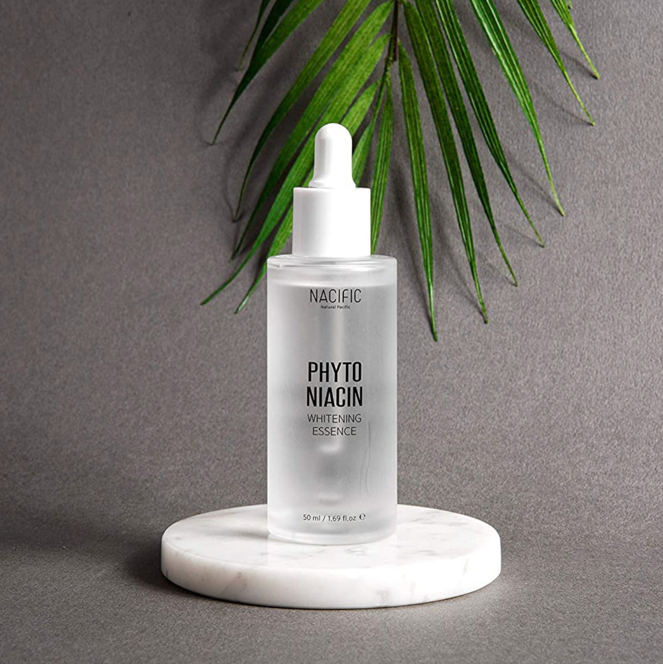 Phyto Niacin Whitening Essence van NACIFIC. De essence biedt een huidverhelderend effect om pigmentvlekken en onzuiverheden (en de littekens hiervan) te verlichten