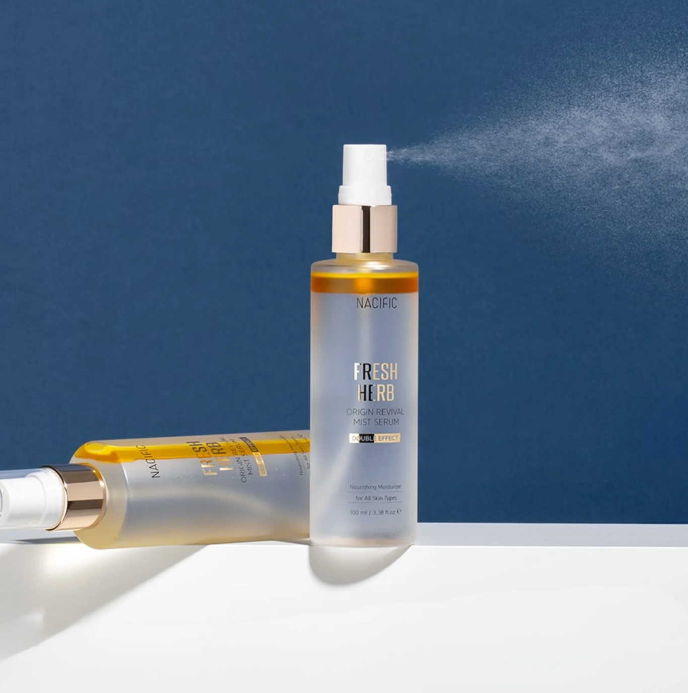 Nacific’s bestverkopende Fresh Herb Orgin Serum, is deze vakkundig mist geformuleerd met een mix van citrusextracten om je huid te voeden, verhelderen en hydrateren