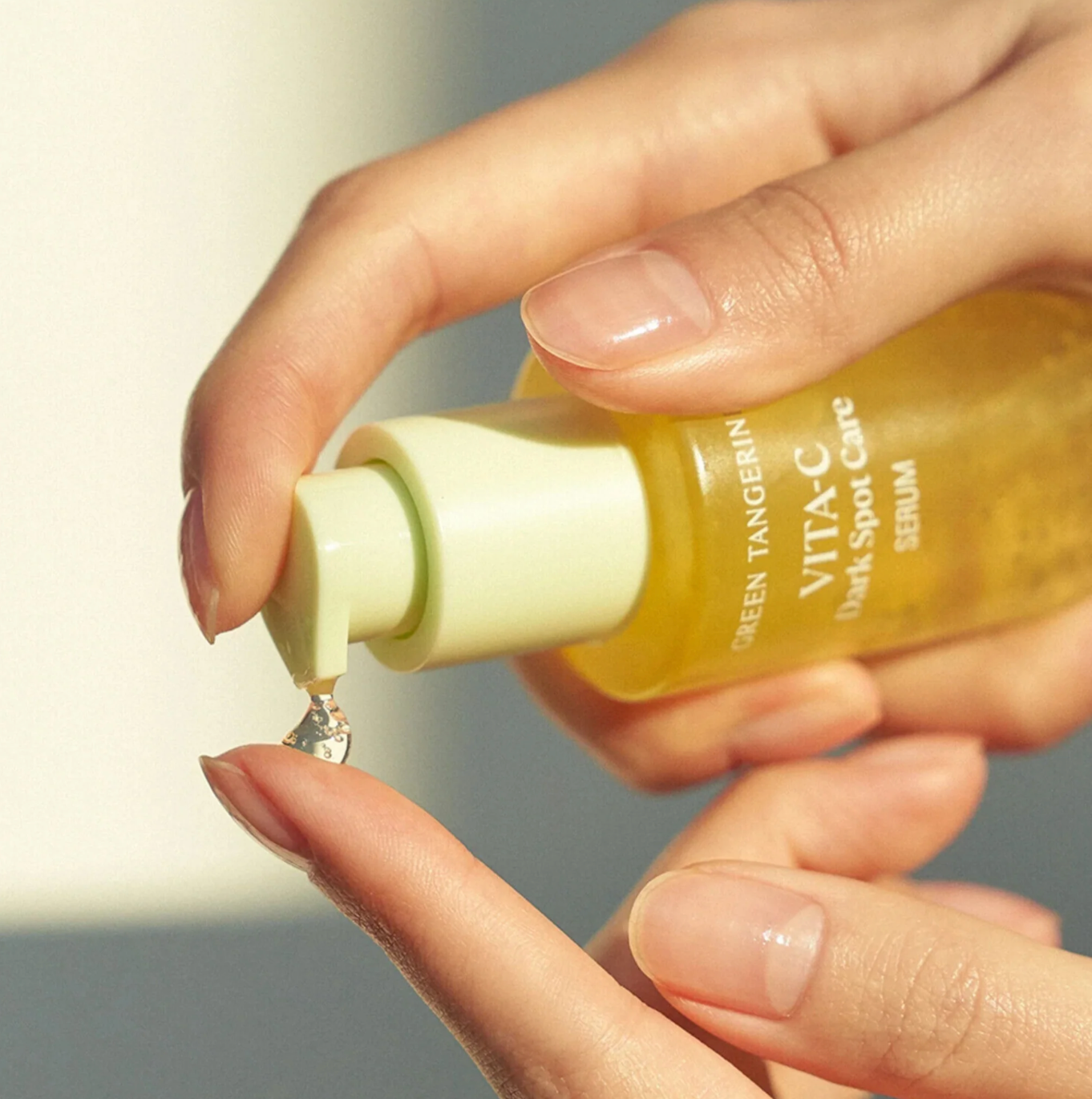 Goodal Green Tangerine Vita C Serum is een gel-serum dat verhelderend en egaliserend werkt. Met 70% groene mandarijn wat rijk is aan natuurlijke vitamine C-derivaten