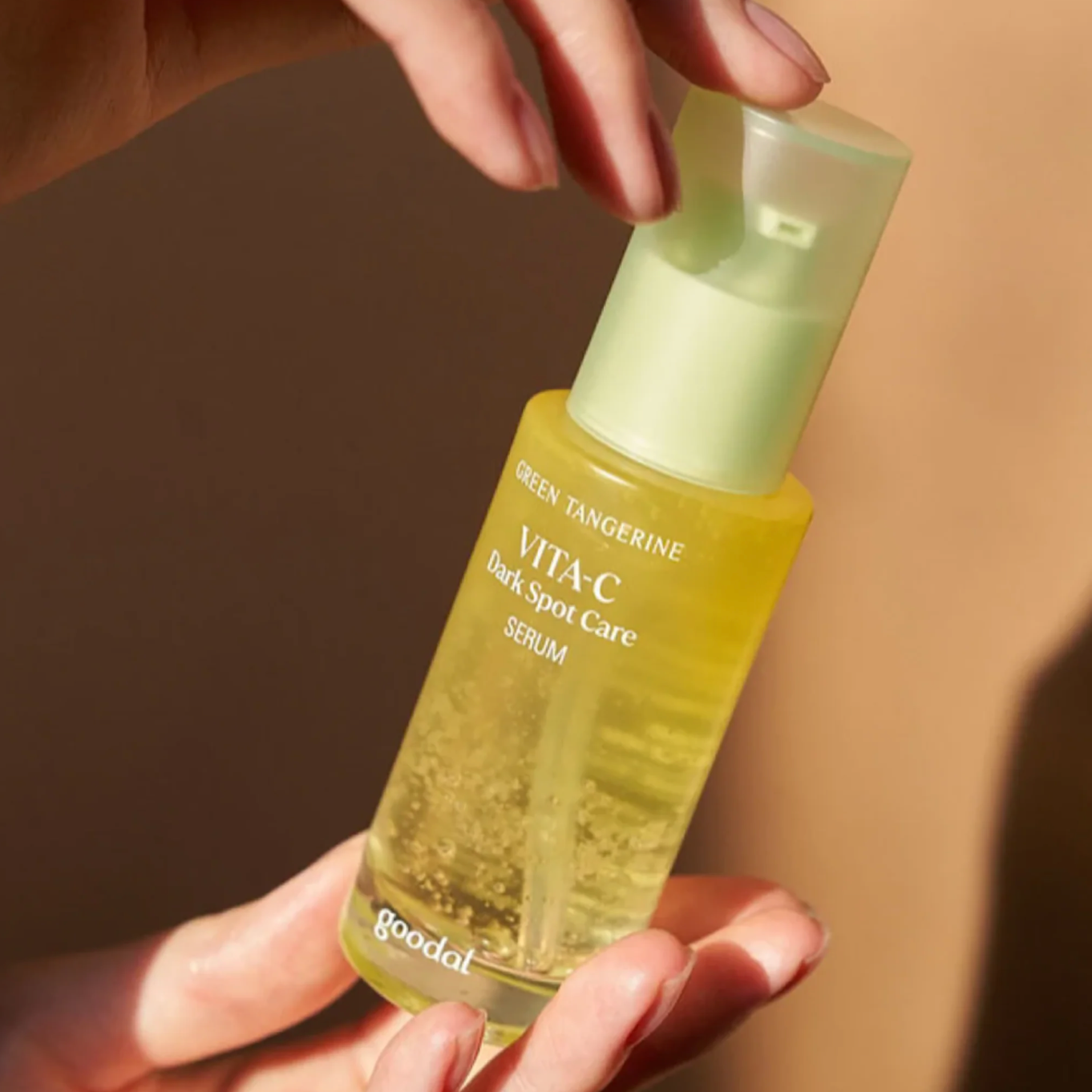 Goodal Green Tangerine Vita C Serum is een gel-serum dat verhelderend en egaliserend werkt. Met 70% groene mandarijn wat rijk is aan natuurlijke vitamine C-derivaten