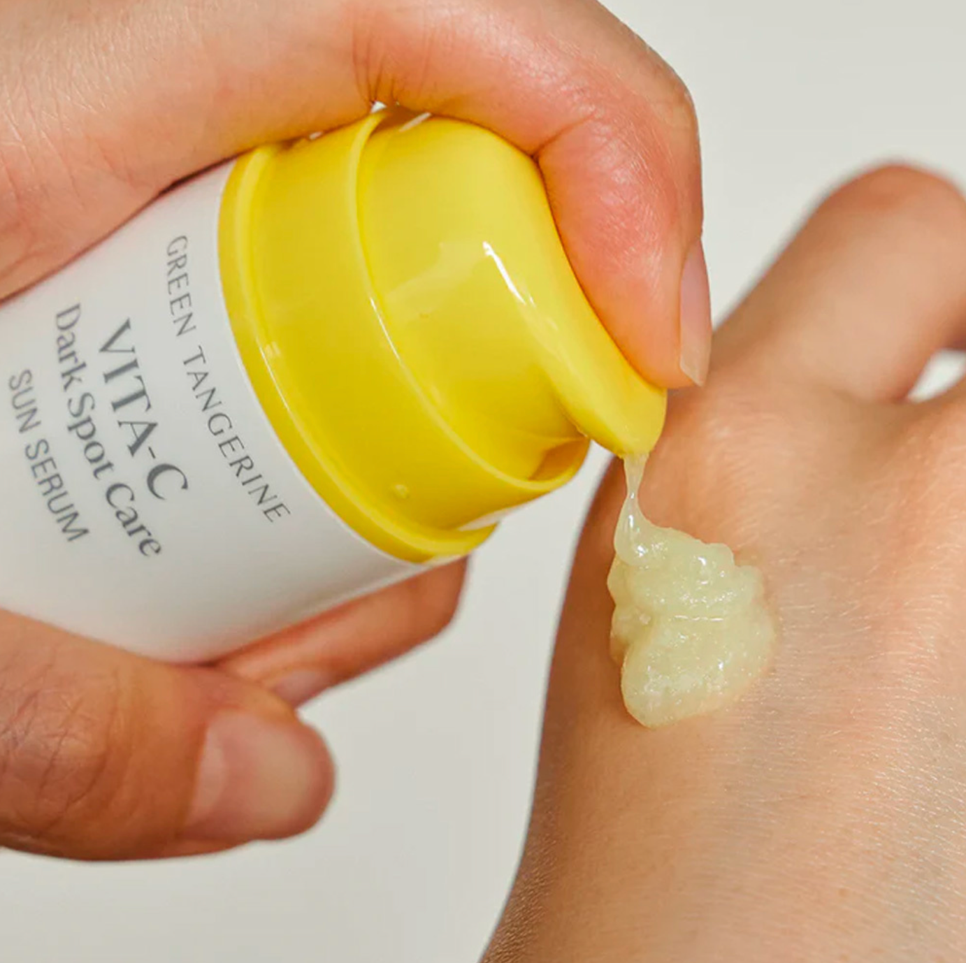 Goodal Green Tangerine Vita C Spot Care Sun Serum zit boordevol huidverbeterende ingrediënten zoals niacinamide, extract van Jeju groene mandarijn en vitamine C