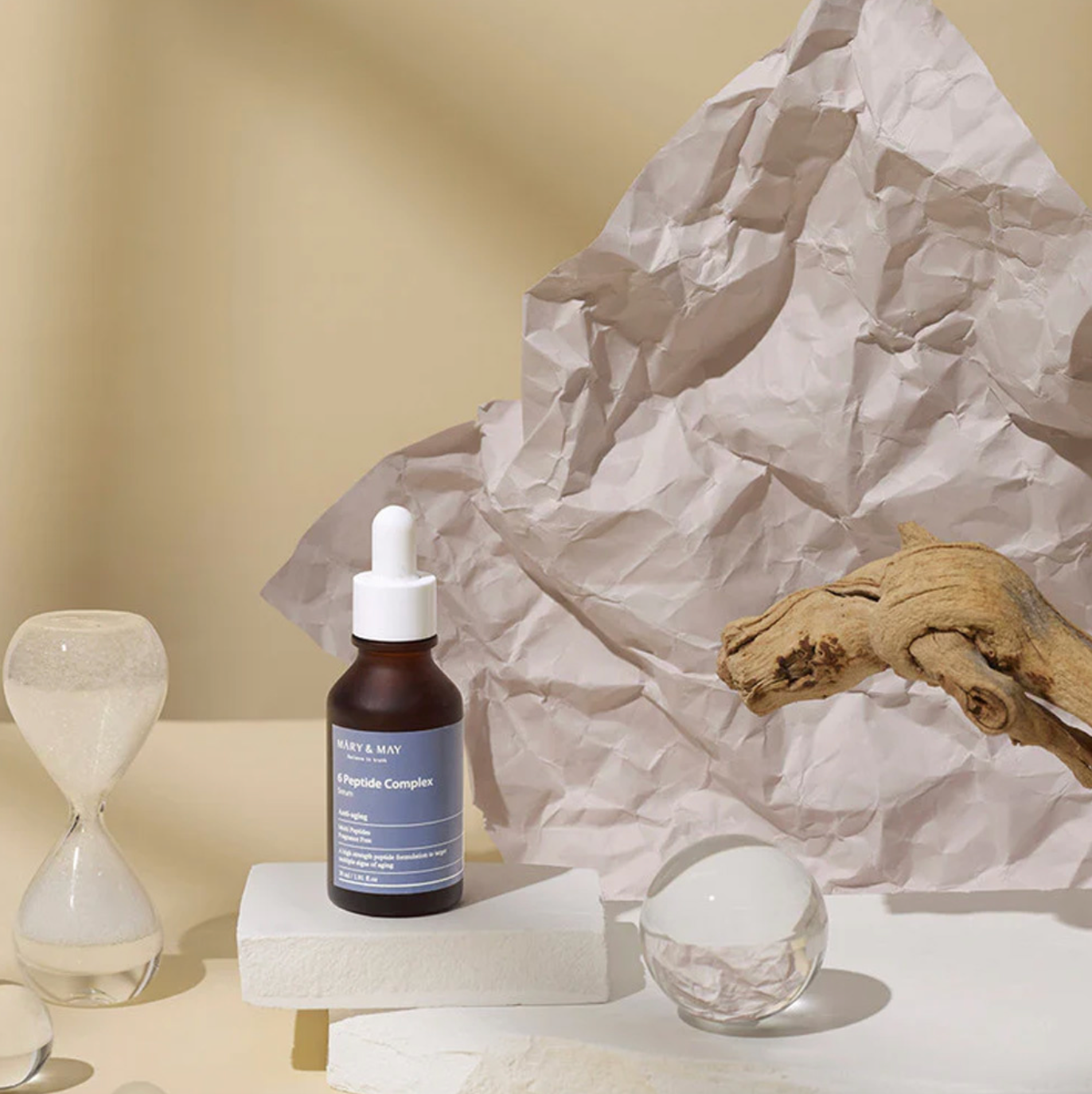 MARY & MAY 6 Peptide complex Serum is een gezichtsserum boordevol zes soorten peptiden om de regeneratie van de huid te stimuleren en rimpels te verminderen, dit serum herstelt de stevigheid en hydratatie.