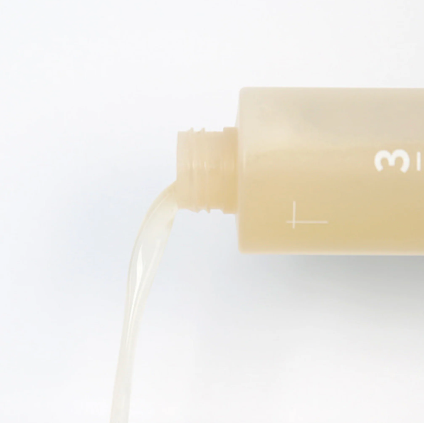 Numbuzin No.3 Super Glowing Essence Toner is verrijkt met 50 soorten gefermenteerde ingrediënten voor een gezond uitziende huid met een prachtige gloed