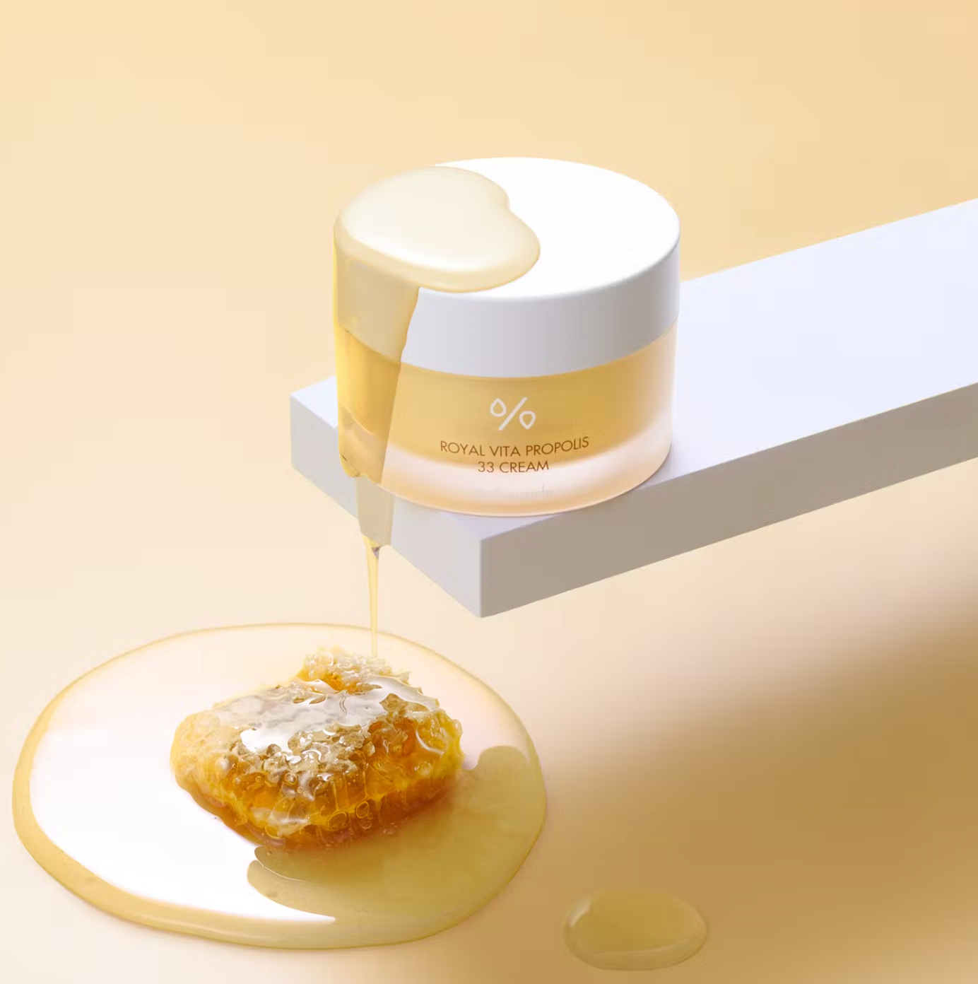 Dr.Ceuracle Royal Vita Propolis 33 Cream is een krachtige gezichtscrème met propolis-extracten en multivitamines om de huid te kalmeren en op te helderen.