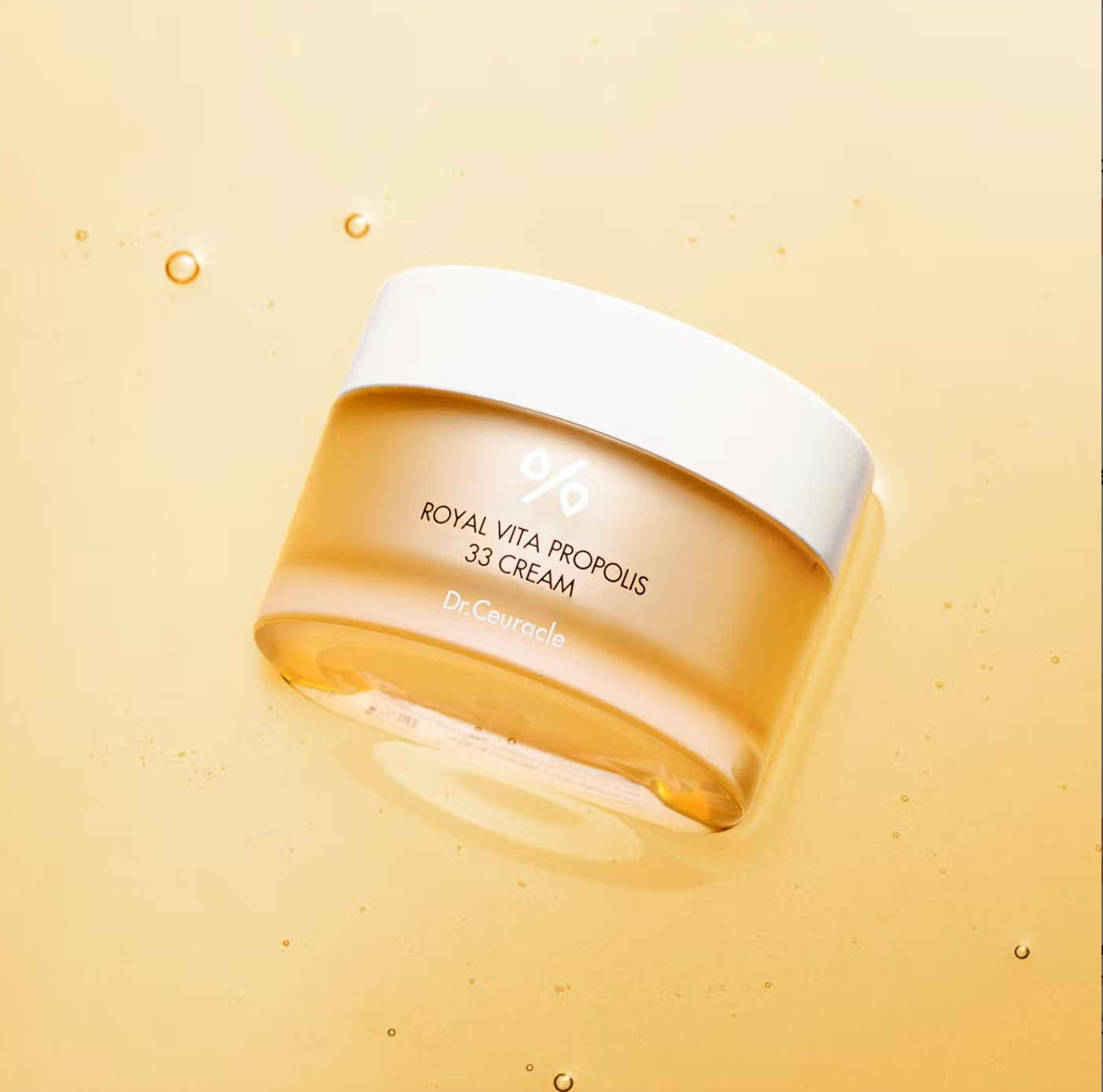Dr.Ceuracle Royal Vita Propolis 33 Cream is een krachtige gezichtscrème met propolis-extracten en multivitamines om de huid te kalmeren en op te helderen.