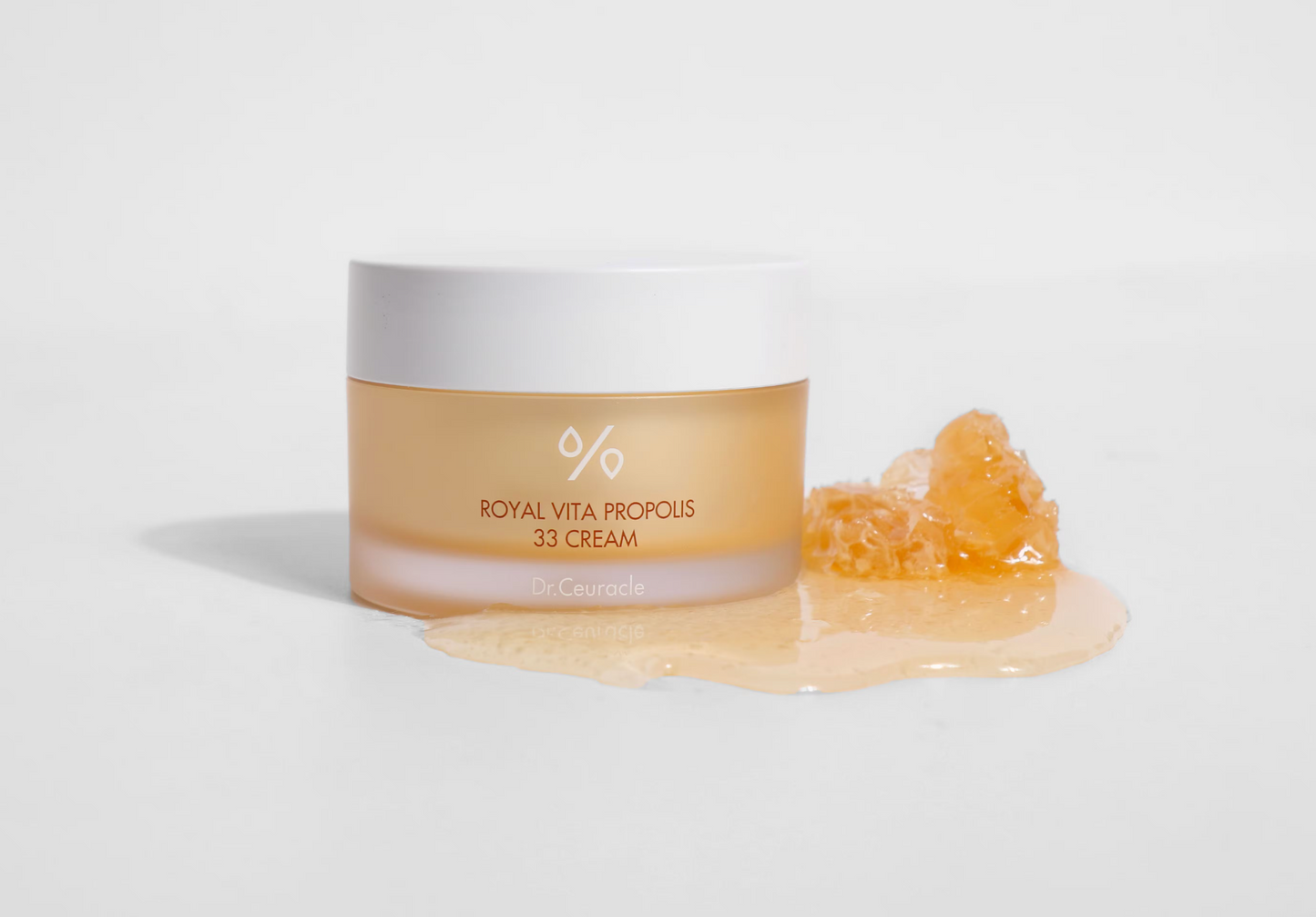 Dr.Ceuracle Royal Vita Propolis 33 Cream is een krachtige gezichtscrème met propolis-extracten en multivitamines om de huid te kalmeren en op te helderen.