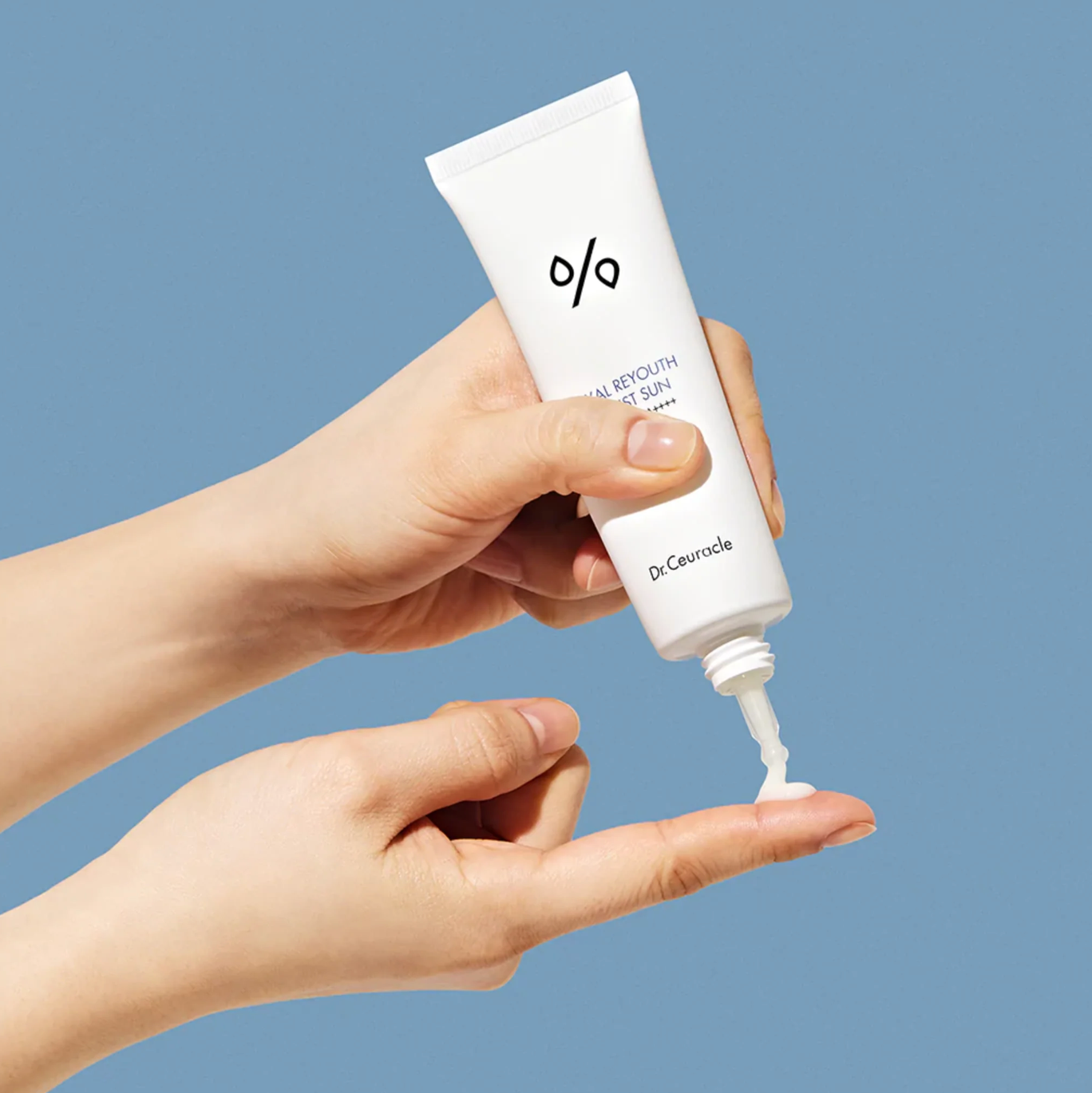 Dr. Ceuracle Hyal Reyouth Moist Sun SPF 50 PA+++ is doordrenkt met maar liefst 10 soorten hyaluronzuur