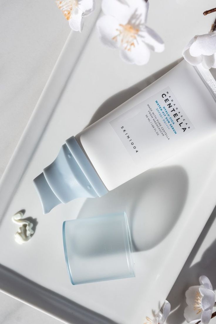 SKIN1004 Madagascar Centella Hyalu-Cica Water-Fit Sun Serum SPF50+ PA++++  geeft een enorme hydratatie aan de huid en beschermt deze tegelijkertijd tegen blootstelling aan UV-stralen met chemische zonnefilters.