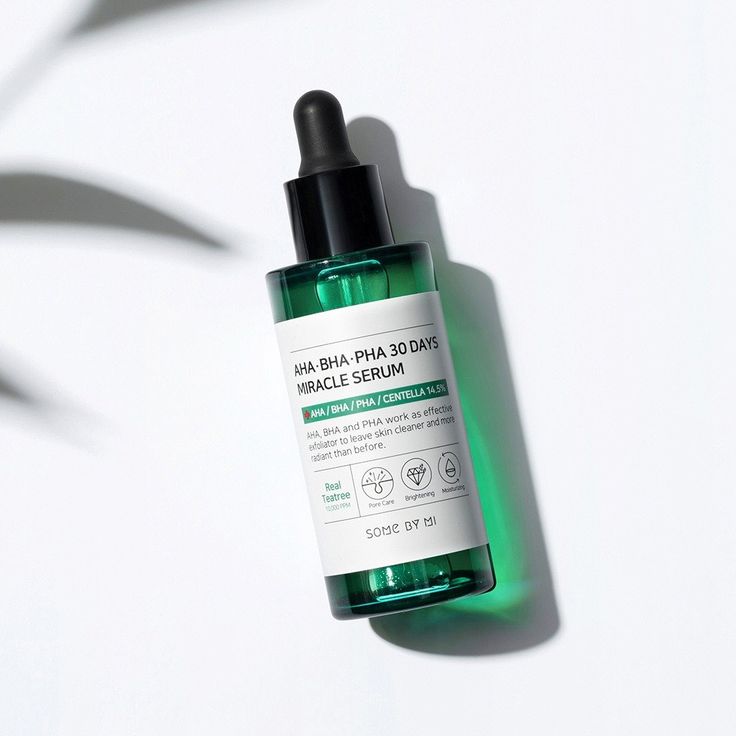 Some By Mi AHA BHA PHA 30 Days Miracle Serum is een exfoliërend serum dat de huid kalmeert en de huidcellen stimuleert. Geformuleerd met 14,5% centella asiatica-extract. AHA verwijdert dode huidcellen en onzuiverheden op het huidoppervlak, terwijl BHA onzuiverheden en talg in de poriën verwijdert. En PHA voorkomt vochtverlies in de huid