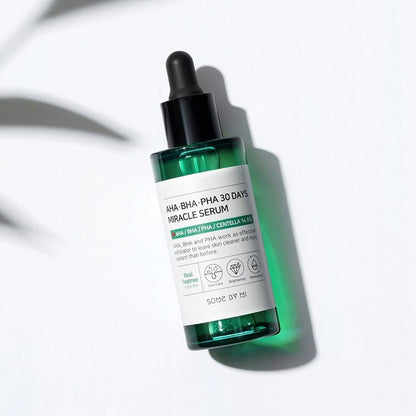 Some By Mi AHA BHA PHA 30 Days Miracle Serum is een exfoliërend serum dat de huid kalmeert en de huidcellen stimuleert. Geformuleerd met 14,5% centella asiatica-extract. AHA verwijdert dode huidcellen en onzuiverheden op het huidoppervlak, terwijl BHA onzuiverheden en talg in de poriën verwijdert. En PHA voorkomt vochtverlies in de huid