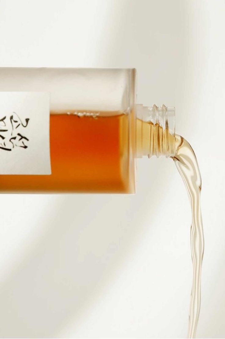 Beauty of Joseon Ginseng Essence Water is een intens voedende essence met 80% Ginseng wortelwater en is verrijkt met Traditionele Koreaanse kruidenmedicijnen