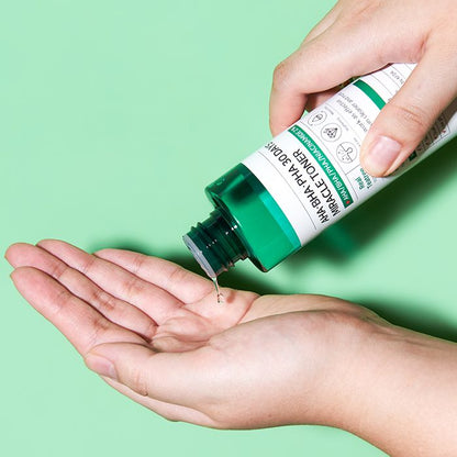 Some By Mi AHA BHA PHA 30 Days Miracle Toner is een exfoliërende toner die de huid zijn natuurlijke ph balanceert en de huid hydrateert