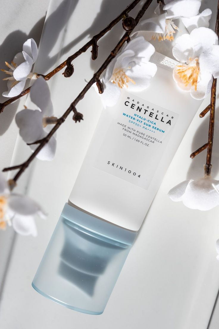 SKIN1004 Madagascar Centella Hyalu-Cica Water-Fit Sun Serum SPF50+ PA++++  geeft een enorme hydratatie aan de huid en beschermt deze tegelijkertijd tegen blootstelling aan UV-stralen met chemische zonnefilters.
