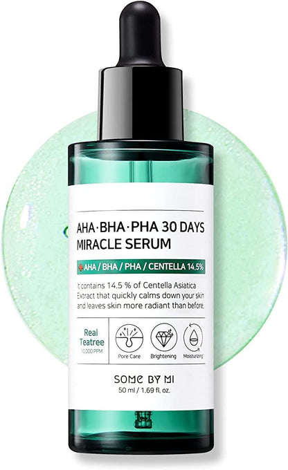 Some By Mi AHA BHA PHA 30 Days Miracle Serum is een exfoliërend serum dat de huid kalmeert en de huidcellen stimuleert. Geformuleerd met 14,5% centella asiatica-extract. AHA verwijdert dode huidcellen en onzuiverheden op het huidoppervlak, terwijl BHA onzuiverheden en talg in de poriën verwijdert. En PHA voorkomt vochtverlies in de huid