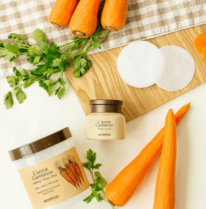 SKINFOOD Carrot Carotene Calming Water Pad biedt verzachtende verlichting met zijn ultra-comfortabele waterkussen vol met wortelextract en wortelzaadolie rijk aan Beta-Caroteen en anti-oxidanten om de huid te hydrateren terwijl het oververhitte of gevoelige huid kalmeert.