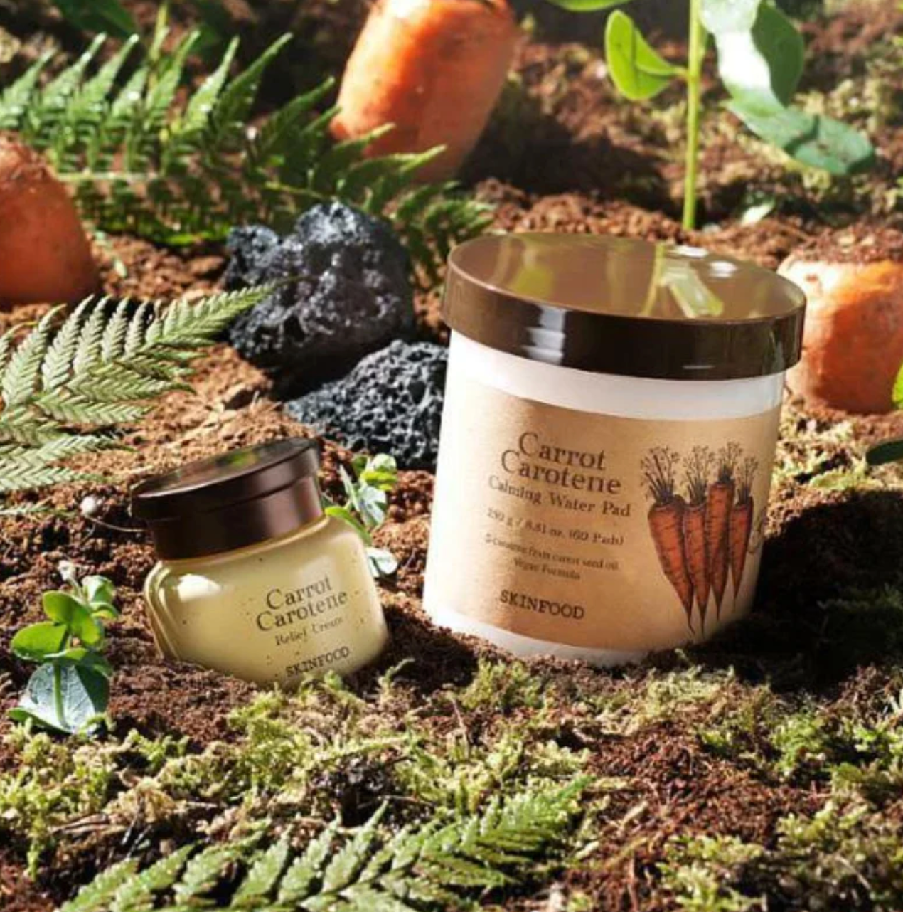 SKINFOOD Carrot Carotene Calming Water Pad biedt verzachtende verlichting met zijn ultra-comfortabele waterkussen vol met wortelextract en wortelzaadolie rijk aan Beta-Caroteen en anti-oxidanten om de huid te hydrateren terwijl het oververhitte of gevoelige huid kalmeert.