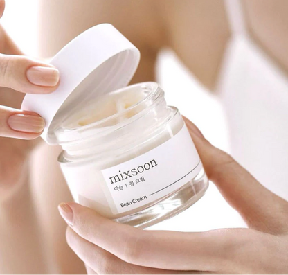Mixsoon Bean Cream is verrijkt met gefermenteerde ingrediënten om de huid van voeding te voorzien. Gefermenteerde granaatappel, gerst en peer