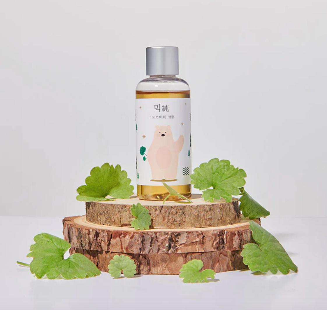 Mixsoon Soondy Centella Asiatica Essence kalmeert en verlicht de geïrriteerde huid van externe prikkels terwijl het de huidbarrière versterkt.