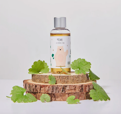 Mixsoon Soondy Centella Asiatica Essence kalmeert en verlicht de geïrriteerde huid van externe prikkels terwijl het de huidbarrière versterkt.