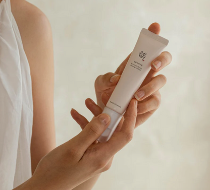 Beauty of Joseon Revive Eye Serum: Ginseng + Retinal bevat 10% Ginseng Root Extract, een ingrediënt wat de huid snel van vocht voorziet en hydratatie lang vasthoudt