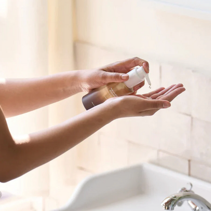 Haruharu Wonder Black Rice Moisture Deep Cleansing Oil. Rijstzemelen-, olijf-, zonnebloem-, jojoba- en macadamia-zaadolie lossen op milde wijze zonnebrandcrème, vuil, make-up