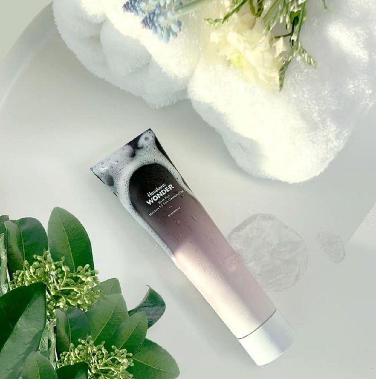Haruharu Wonder Black Rice Moisture 5.5 Soft Cleansing Gel is een lichtzure cleansing gel geformuleerd met reinigingsstoffen die zijn afgeleid van kokosnoot.