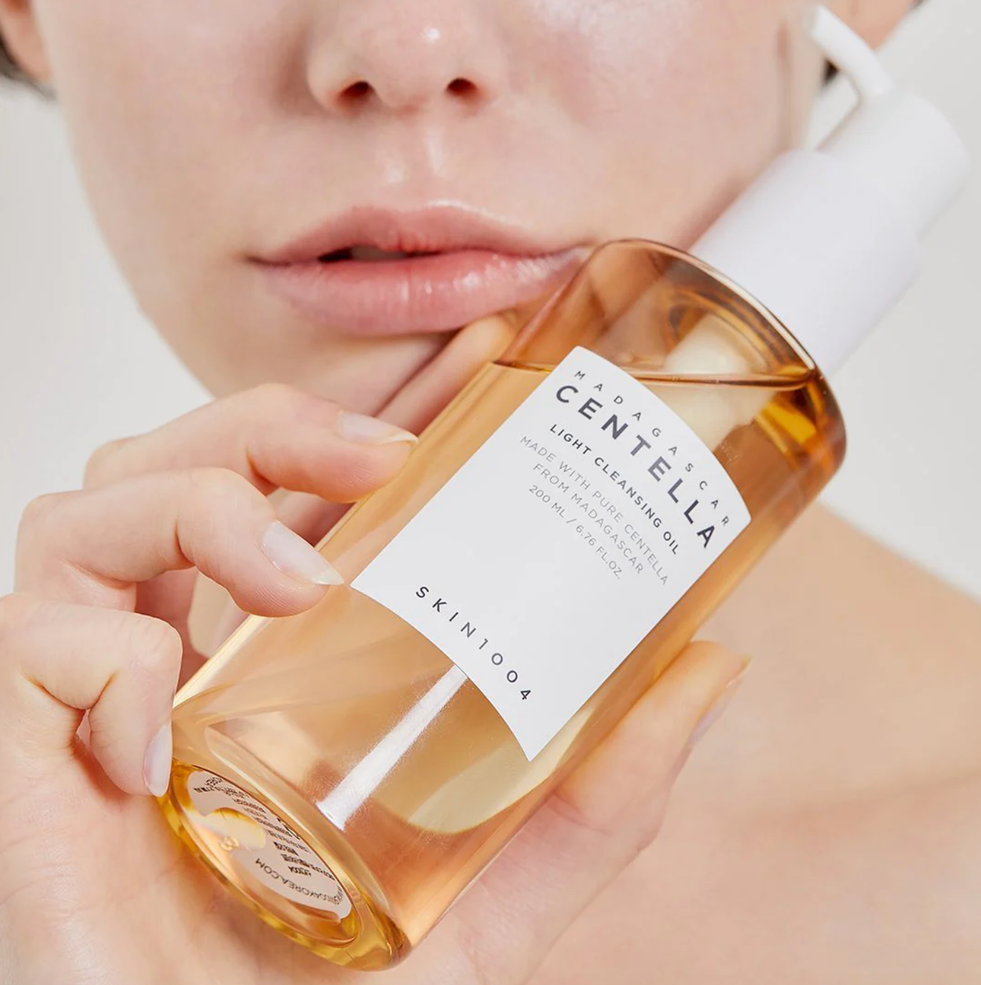 Skin1004 Madagascar Centella Light Cleansing Oil is een lichtgewicht, op olie gebaseerde reiniger, reiniger die effectief make-up, zonnebrandcrème en vuil verwijderd van het gelaat. Vochtinbrengende en verzachtende oliën die de huid hydrateren en en ontstekingen remmen.