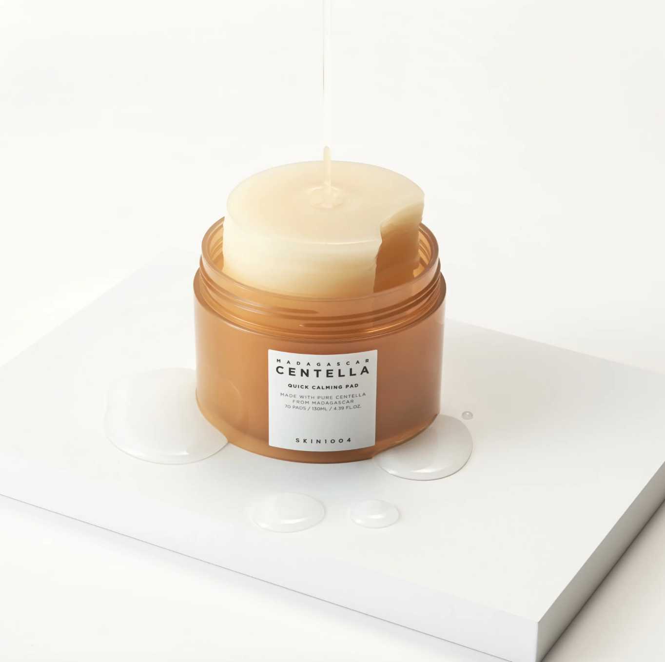 Skin1004 Madagascar Centella Quick Calming Pad is een toner die de huid effectief reinigt, in balans brengt en verjongt. Het hydrateert en voedt de huid.