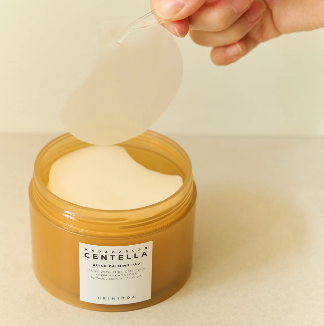 Skin1004 Madagascar Centella Quick Calming Pad is een toner die de huid effectief reinigt, in balans brengt en verjongt. Het hydrateert en voedt de huid.