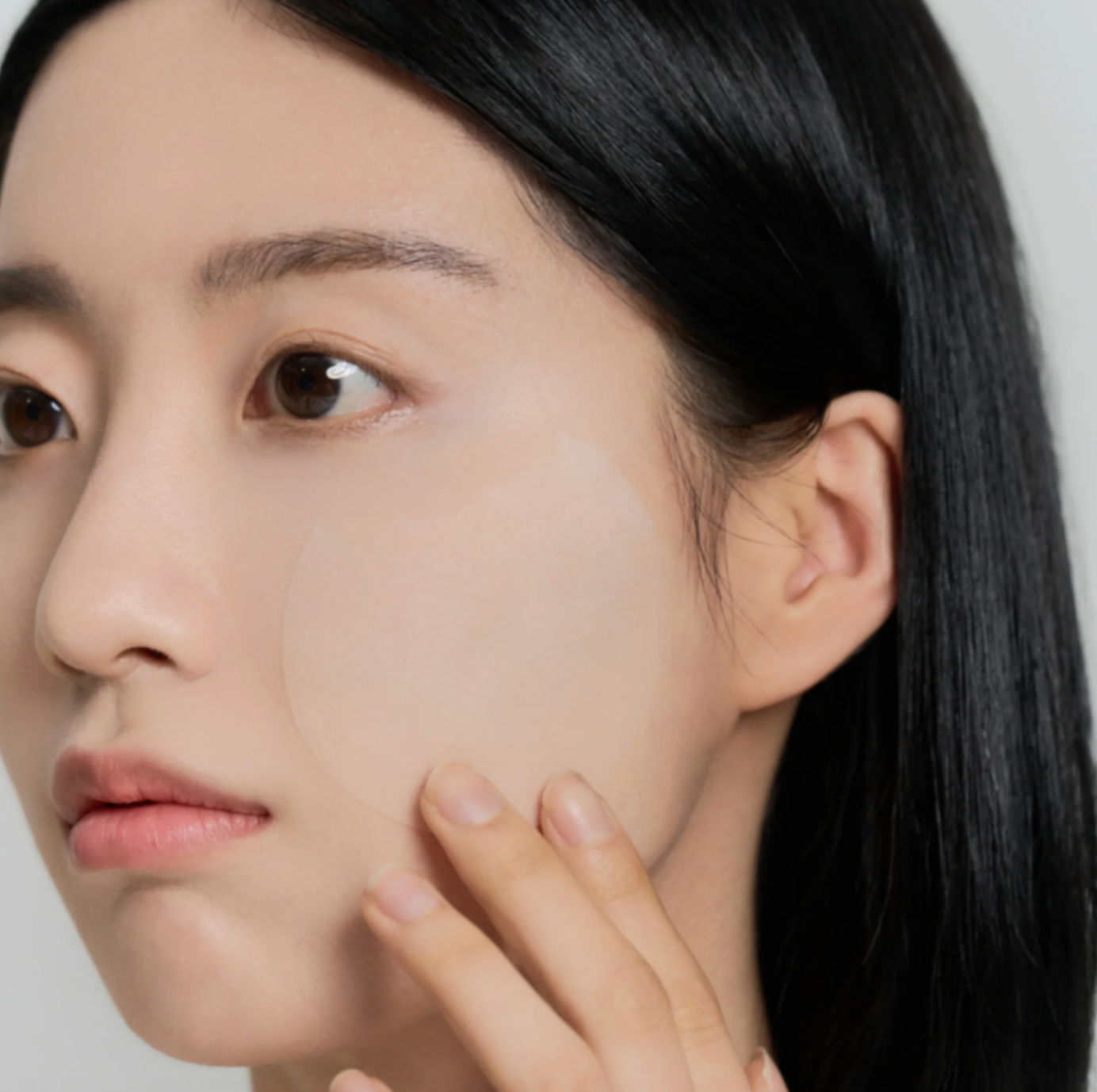 Skin1004 Madagascar Centella Quick Calming Pad is een toner die de huid effectief reinigt, in balans brengt en verjongt. Het hydrateert en voedt de huid.