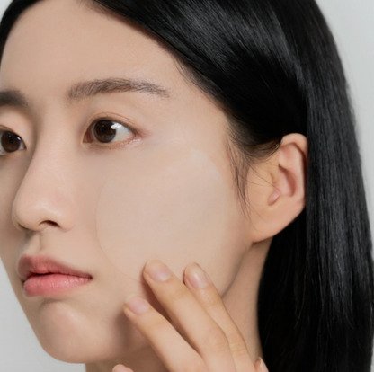 Skin1004 Madagascar Centella Quick Calming Pad is een toner die de huid effectief reinigt, in balans brengt en verjongt. Het hydrateert en voedt de huid.