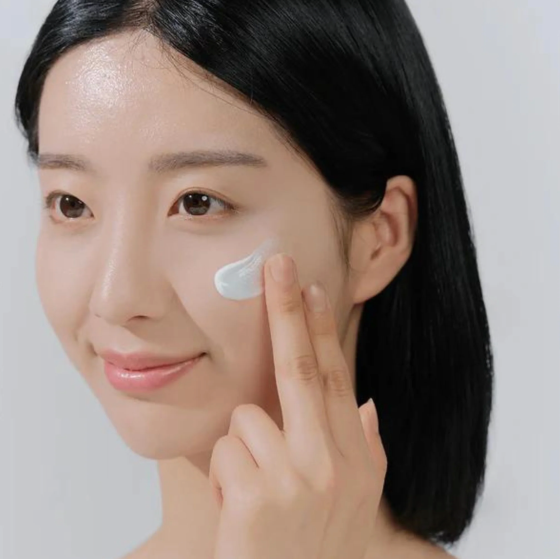 SKIN1004 Madagascar Centella Hyalu-Cica Water-Fit Sun Serum SPF50+ PA++++  geeft een enorme hydratatie aan de huid en beschermt deze tegelijkertijd tegen blootstelling aan UV-stralen met chemische zonnefilters.