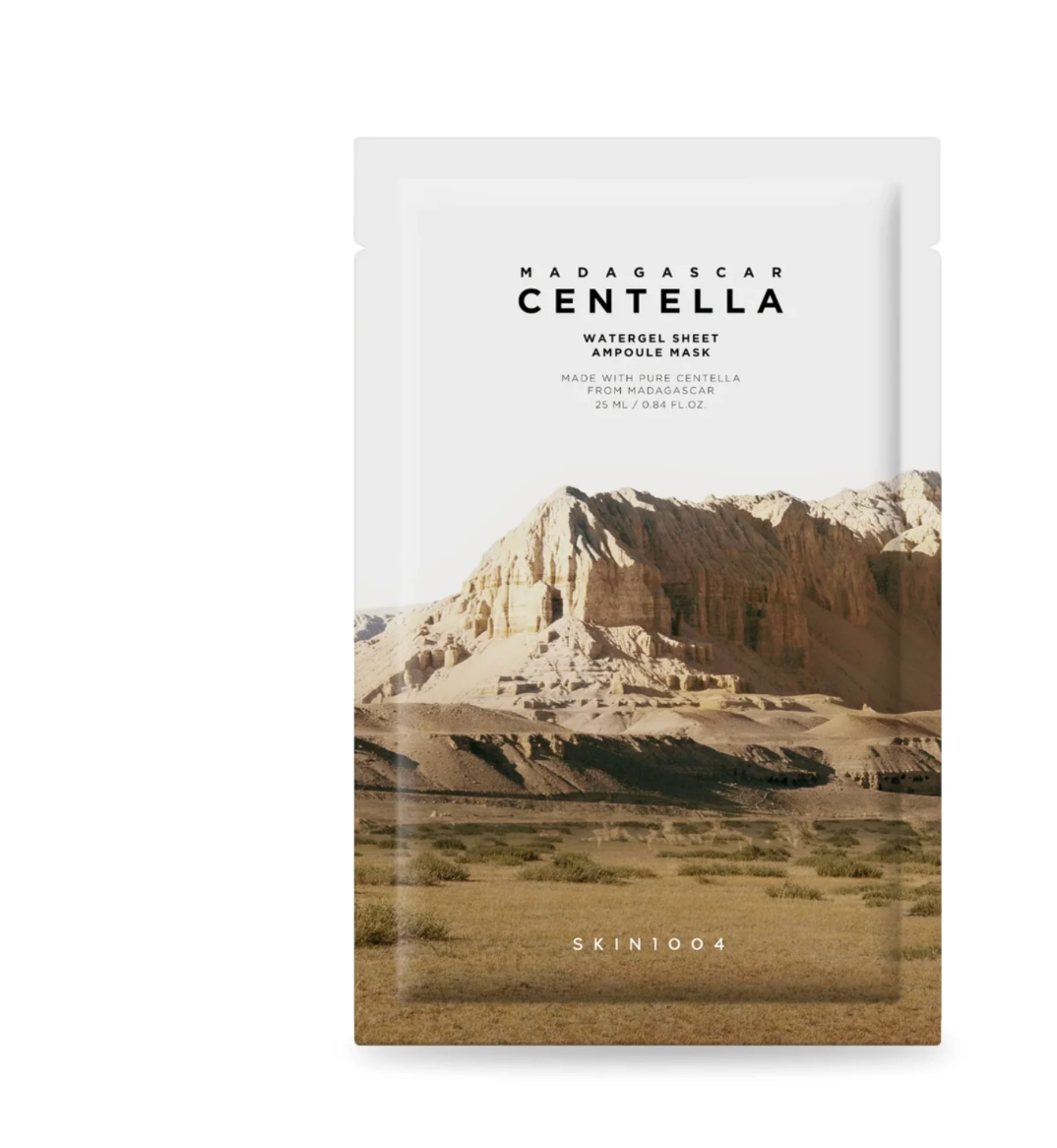 Skin1004 Madagascar Centella Watergel Sheet Ampoule Mask is een gel sheet masker met maar liefst driemaal het standaard vochtgehalte om de huid intens te hydrateren en kalmeren. Het masker bevat 51% Centella Asiatica.