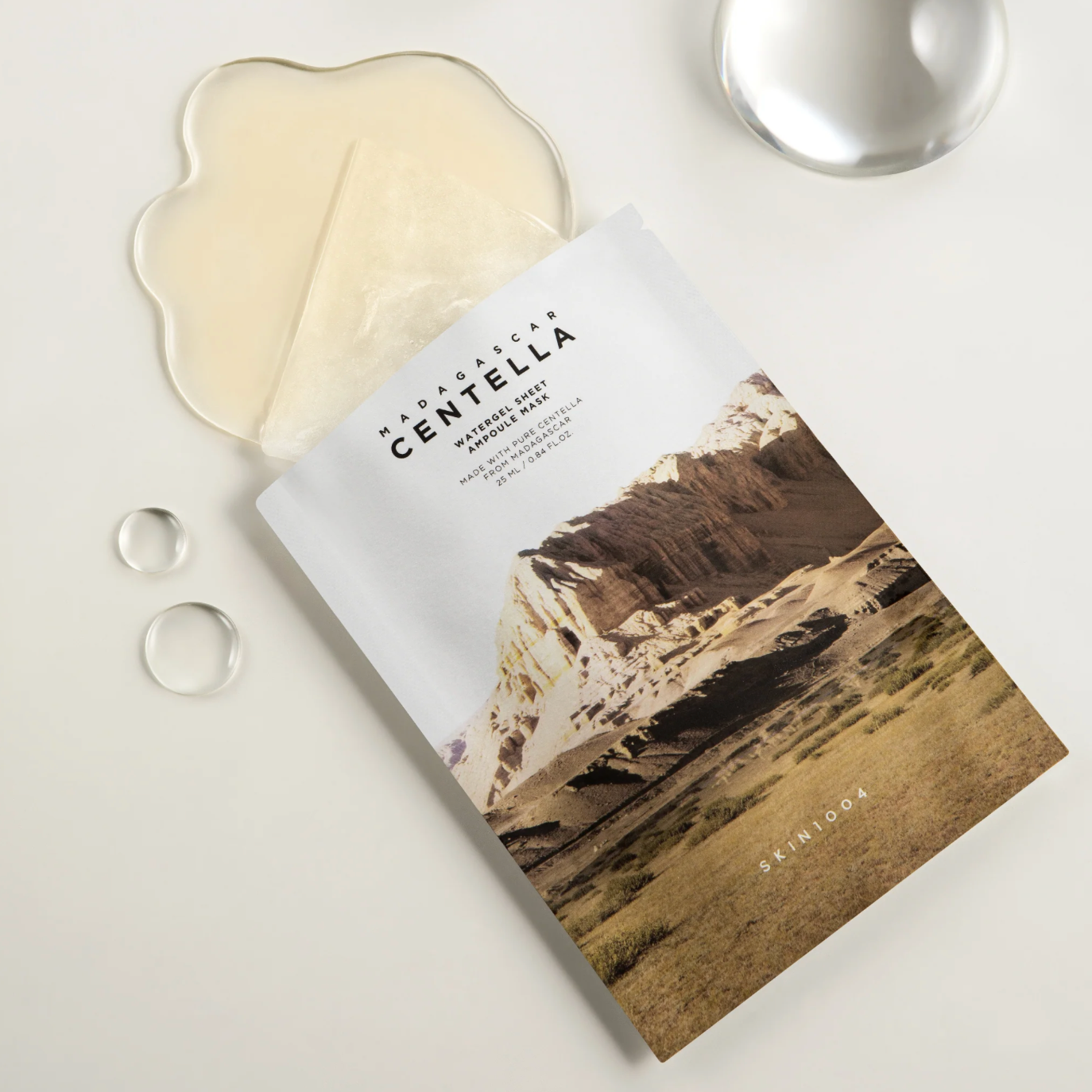 Skin1004 Madagascar Centella Watergel Sheet Ampoule Mask is een gel sheet masker met maar liefst driemaal het standaard vochtgehalte om de huid intens te hydrateren en kalmeren. Het masker bevat 51% Centella Asiatica.